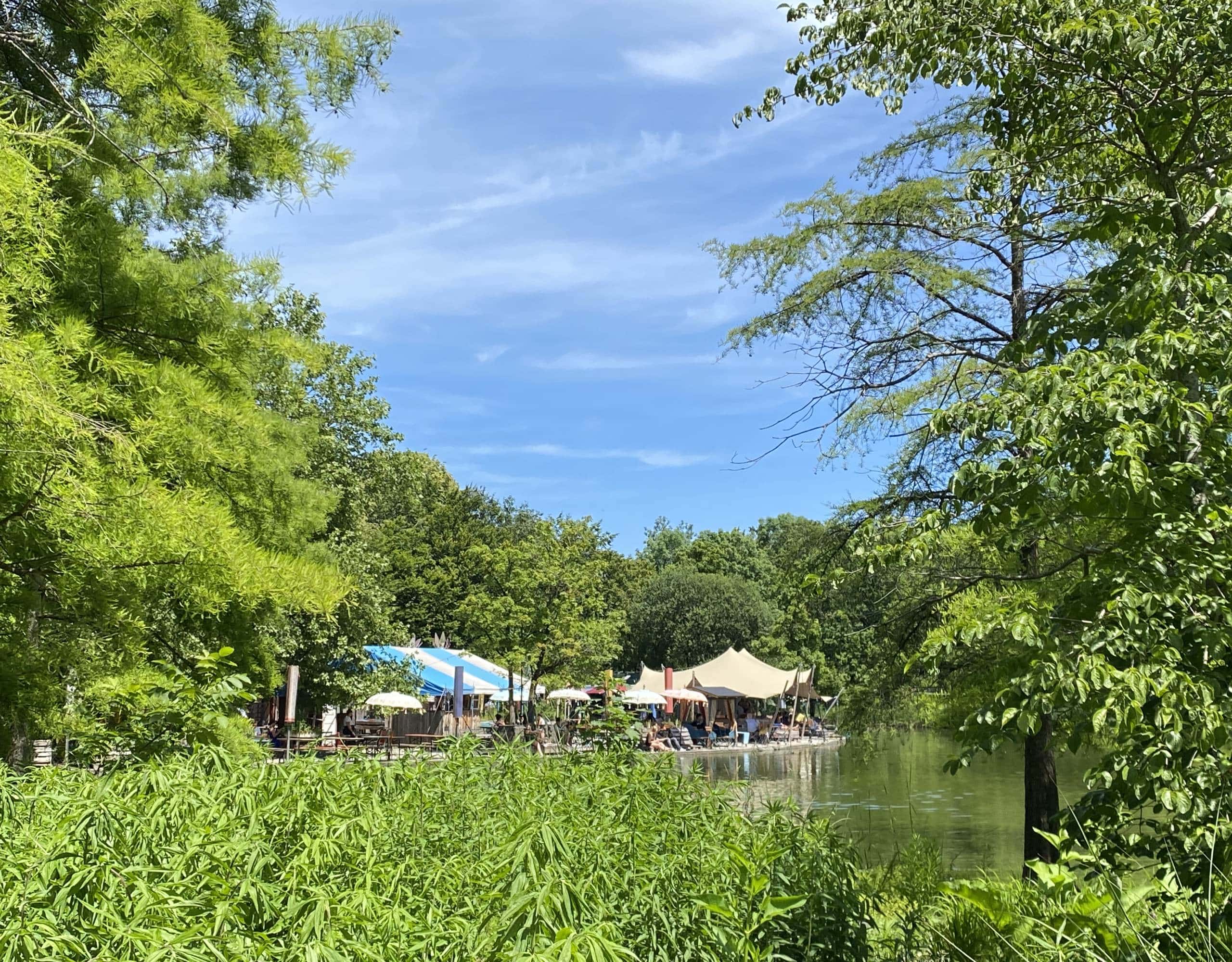 Tolle Orte für Familien im Frühling in München: Café Gans am Wasser im Westpark