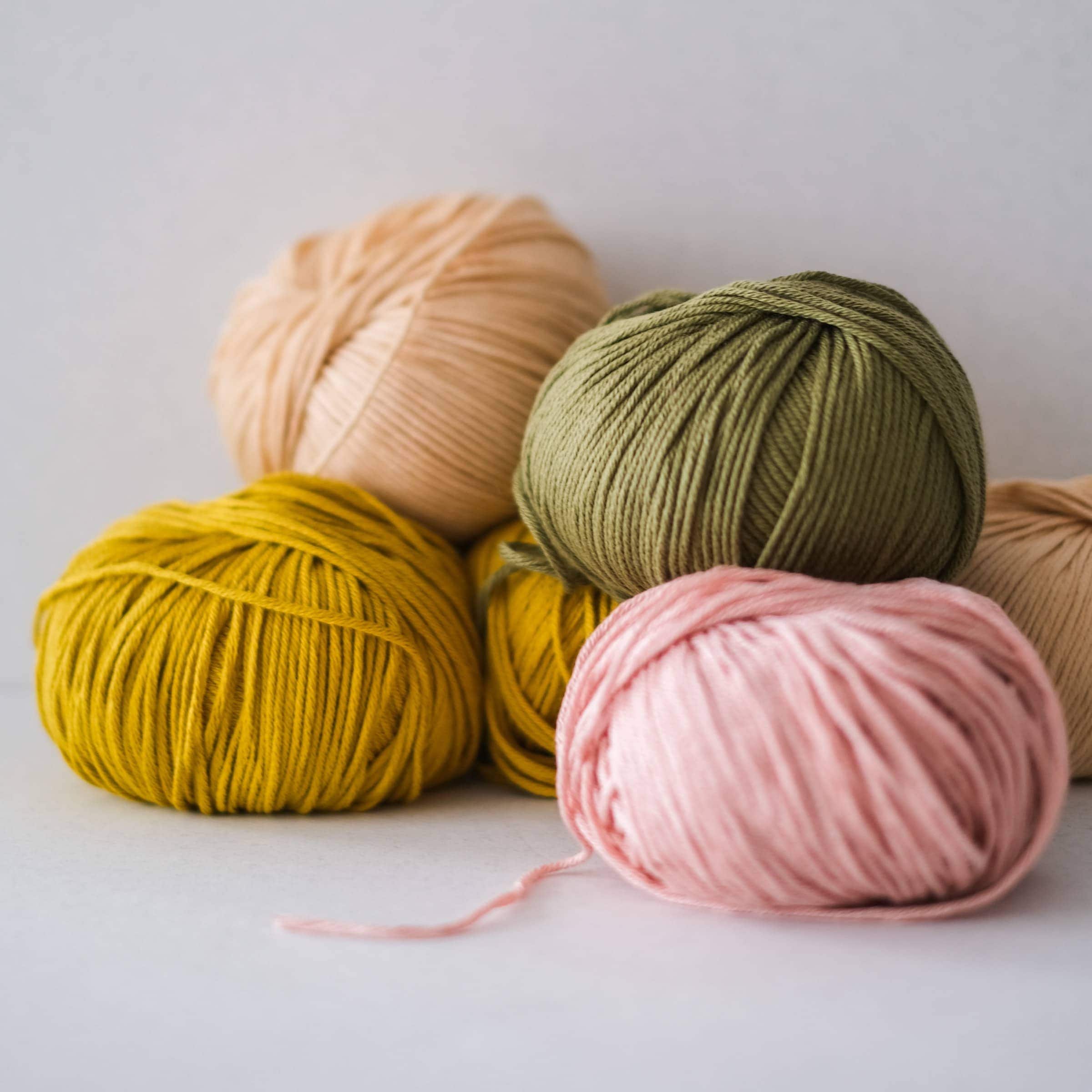 Garn für eine Makramee-Haarspange mit bunten Blättern – Bastelaktion mit Kindern // HIMBEER