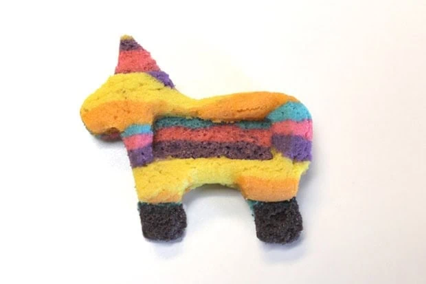 Tolles Rezept für Kindergeburtstage: Knallbunte Esel-Piñata-Cookies, mit Schokolinsen gefüllte Kekse