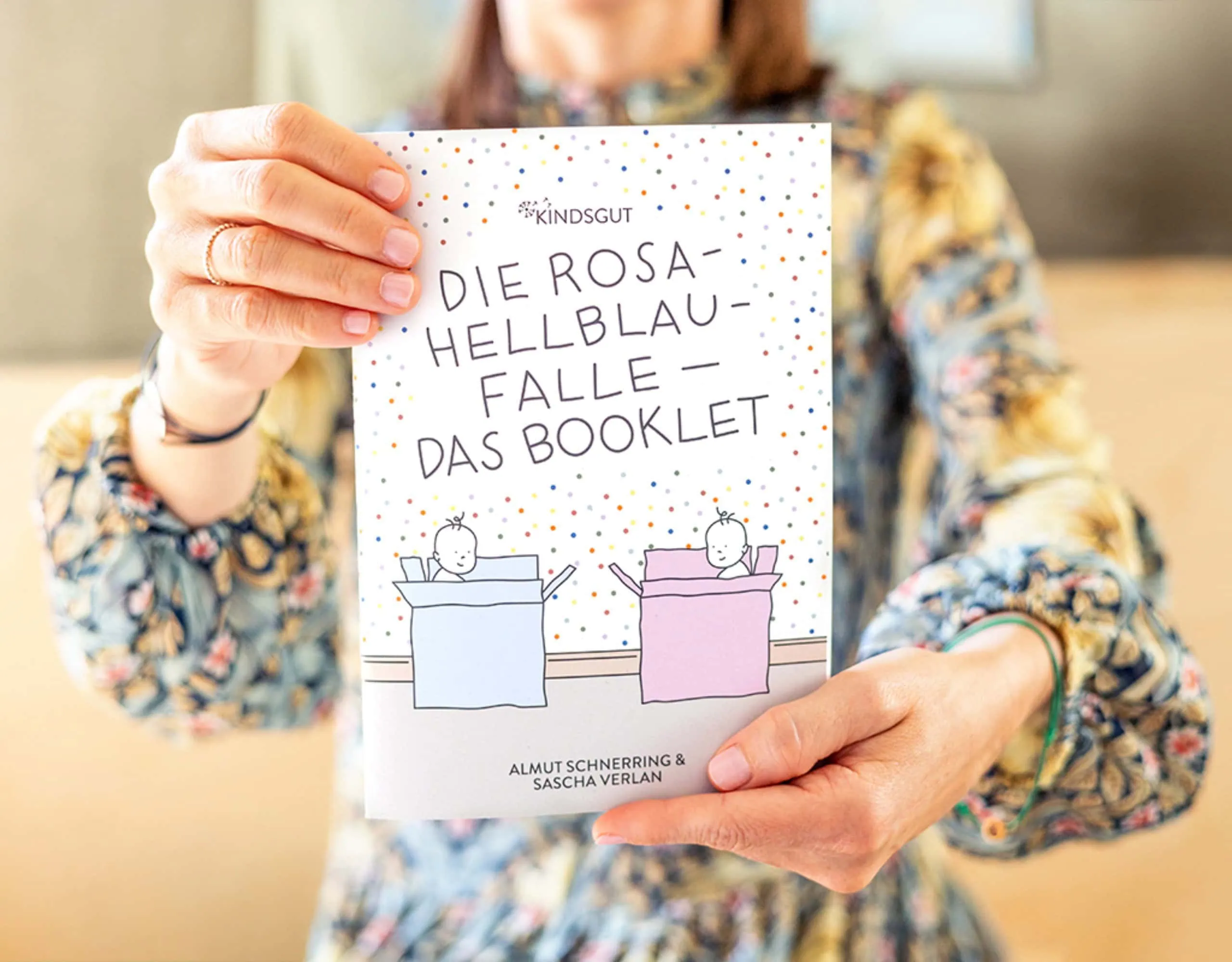 Bildungs- und MItmach-Initiative „Farben sind für alle da“ zu gendersensibler Pädagogik in Kindergarten und Kita: Booklet „Die Rosa-Hellblau-Falle“