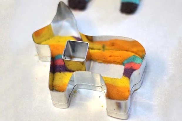 Tolles Rezept für Kindergeburtstage: Knallbunte Esel-Piñata-Cookies, mit Schokolinsen gefüllte Kekse