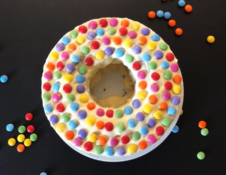 HIMBEER Geburtstagsklassiker: Schokokuchen mit Smarties – einfaches Rezept