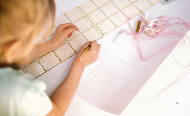 Funkelnde Glitterkrone zum Selbermachen für den Kindergeburtstag // HIMBEER