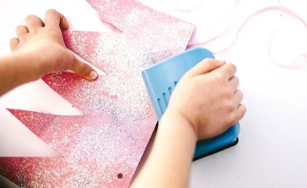 Funkelnde Glitterkrone zum Selbermachen für den Kindergeburtstag // HIMBEER