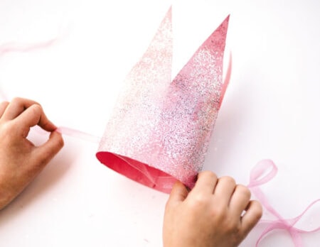 DIY für Kindergeburtstag: Funkelnde Glitterkrone // HIMBEER
