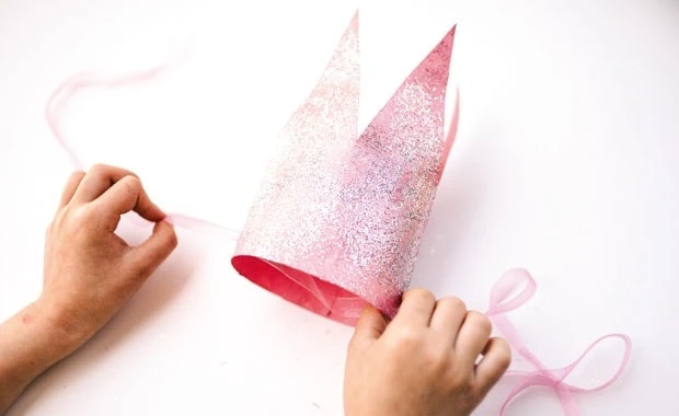 DIY für Kindergeburtstag: Funkelnde Glitterkrone // HIMBEER