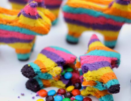 Tolles Rezept für Kindergeburtstage: Knallbunte Esel-Piñata-Cookies, mit Schokolinsen gefüllte Kekse für Kinder