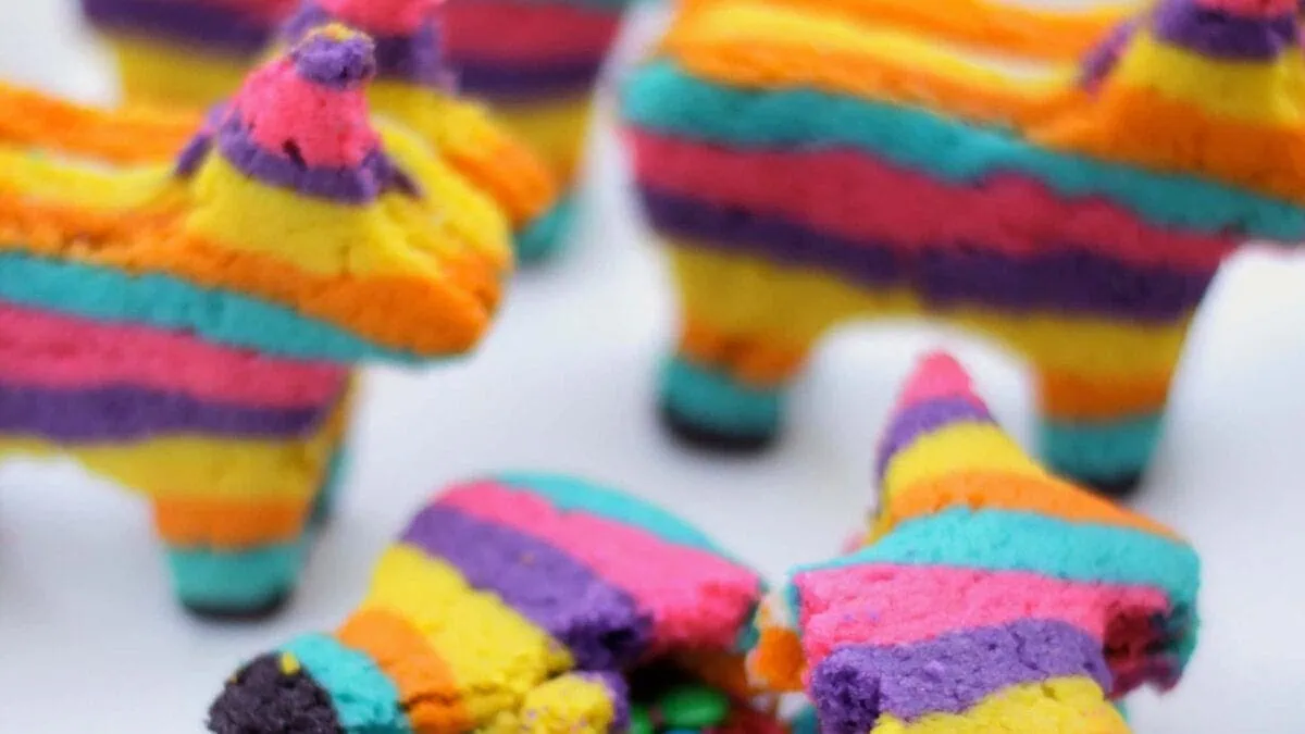 Tolles Rezept für Kindergeburtstage: Knallbunte Esel-Piñata-Cookies, mit Schokolinsen gefüllte Kekse für Kinder