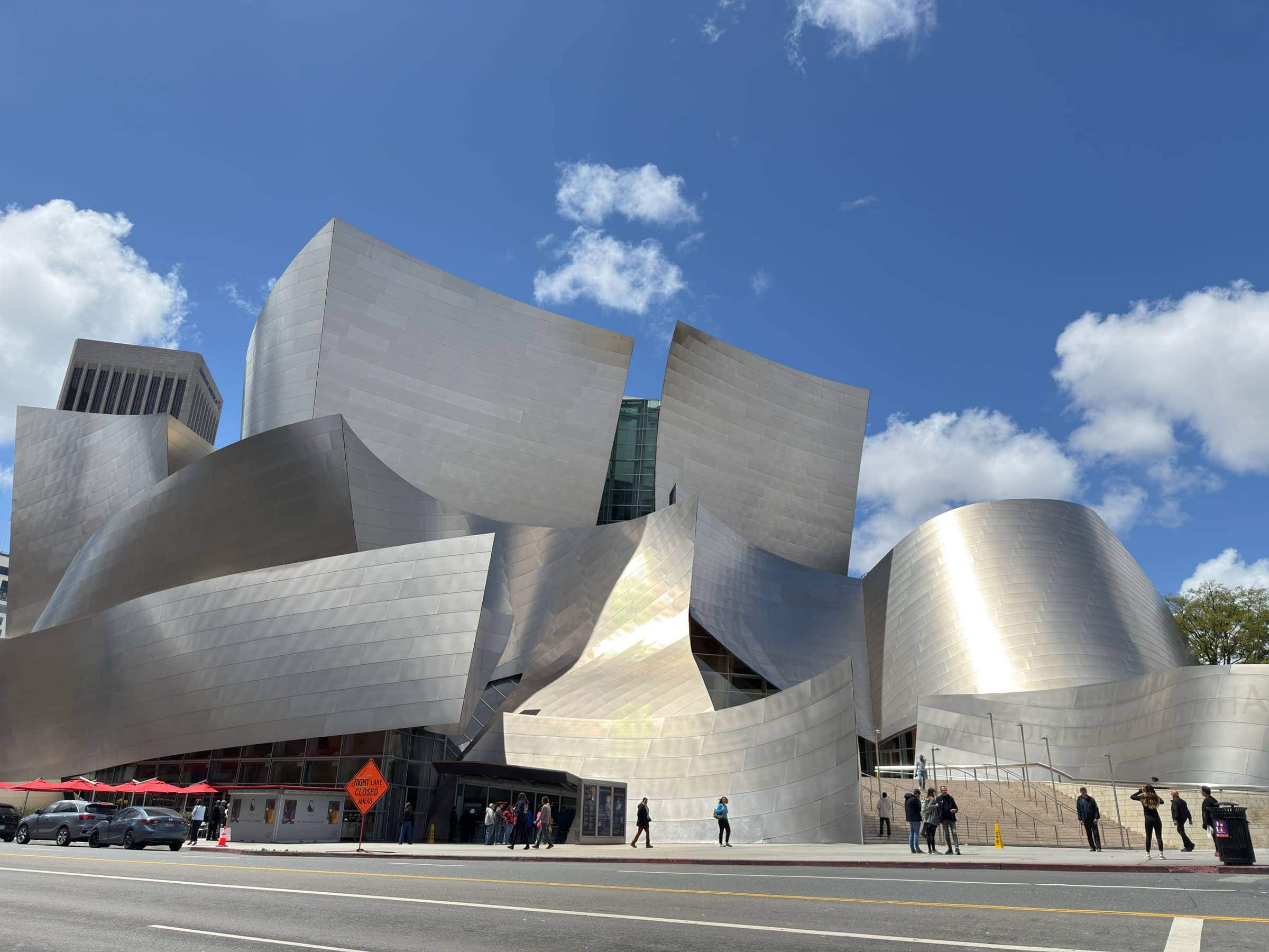 Walt Disney Concert Hall - Fassade mit schwungvollen Edelstahlpaneelen, entworfen von Frank Gehry // HIMBEER
