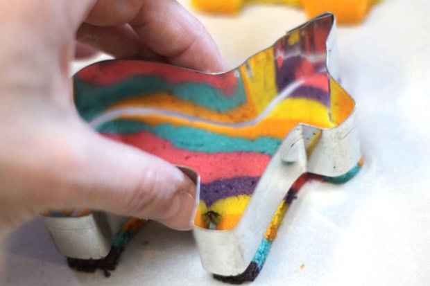 Tolles Rezept für Kindergeburtstage: Knallbunte Esel-Piñata-Cookies, mit Schokolinsen gefüllte Kekse