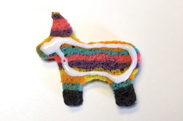 Tolles Rezept für Kindergeburtstage: Knallbunte Esel-Piñata-Cookies, mit Schokolinsen gefüllte Kekse