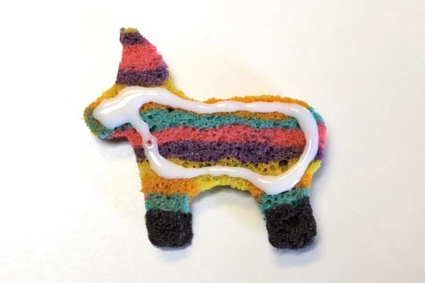 Tolles Rezept für Kindergeburtstage: Knallbunte Esel-Piñata-Cookies, mit Schokolinsen gefüllte Kekse