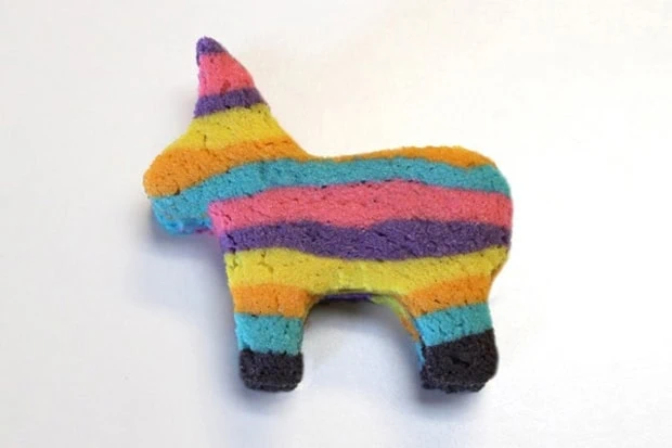 Tolles Rezept für Kindergeburtstage: Knallbunte Esel-Piñata-Cookies, mit Schokolinsen gefüllte Kekse