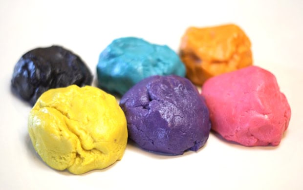 Tolles Rezept für Kindergeburtstage: Knallbunte Esel-Piñata-Cookies, mit Schokolinsen gefüllte Kekse