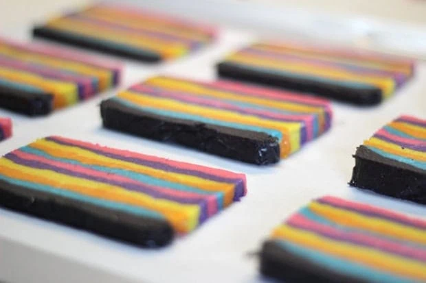 Tolles Rezept für Kindergeburtstage: Knallbunte Esel-Piñata-Cookies, mit Schokolinsen gefüllte Kekse