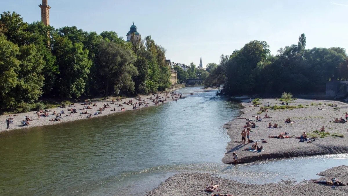 München im Sommer an der Isar // HIMBEER