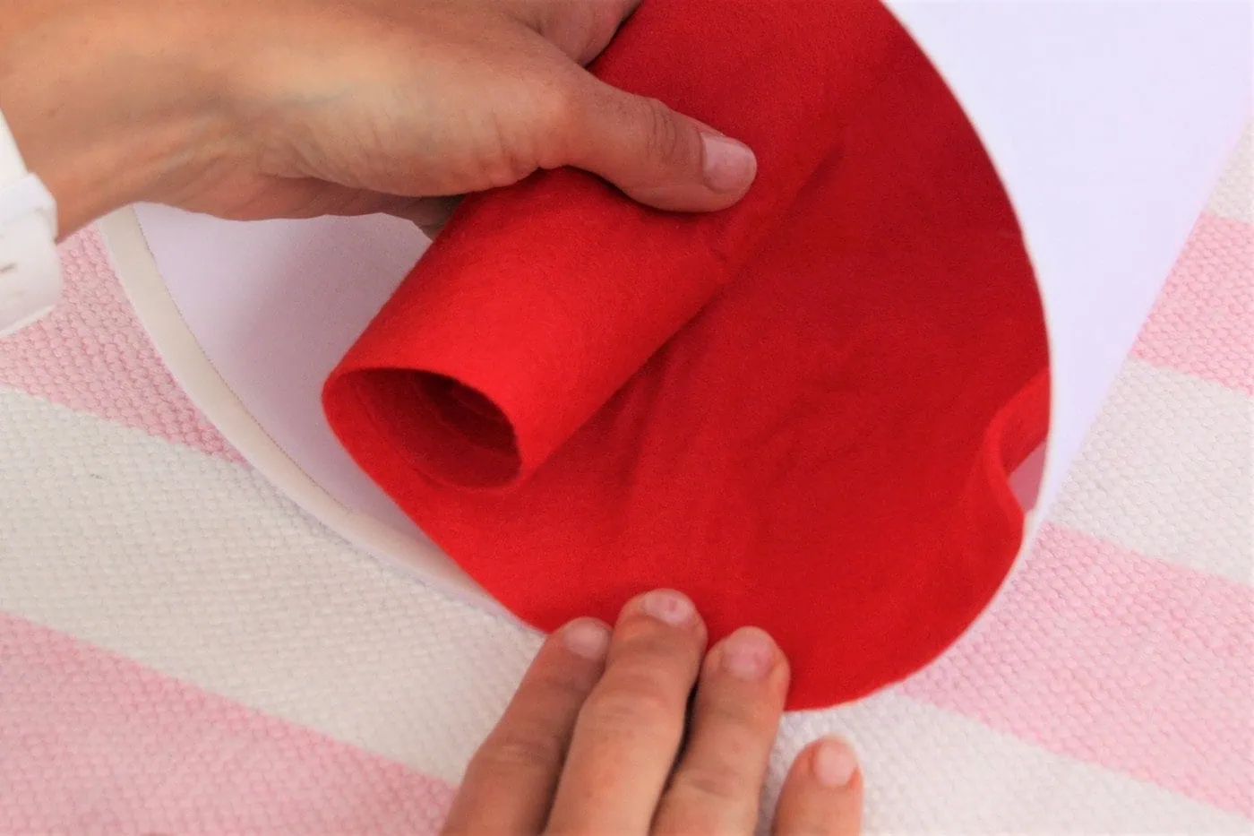roter Filz im Schultütenrohling
