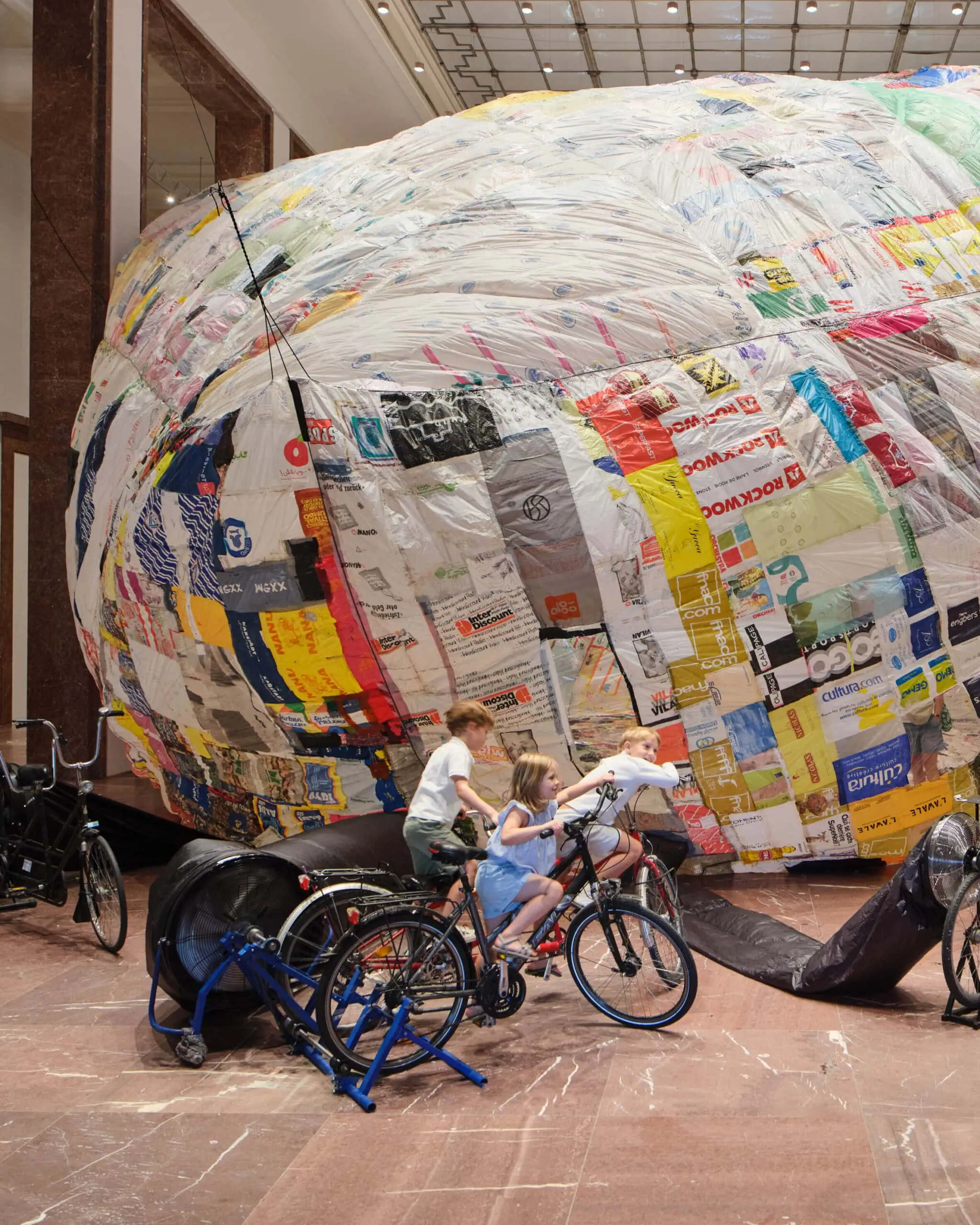 Tomás Saraceno in collaboration. Verwobene WeltenAusstellungsansicht Haus der Kunst München, 2026 Foto: Agostino Osio – Tipps fürs erste Augustwochenende KW 31 // HIMBEER