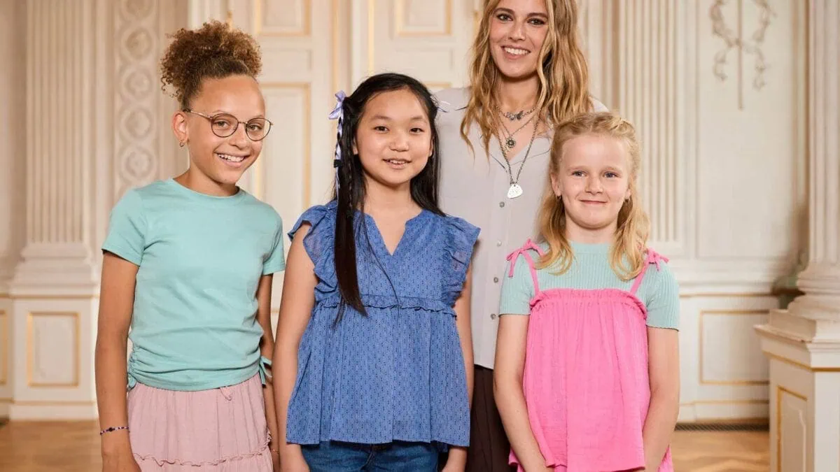 Die neue Disney Jr. Vorschulserie „Sofia die Erste: Königliche Zauberschule“ im Disney Channel. Deutscher Titelsong gesungen von SOPHIA