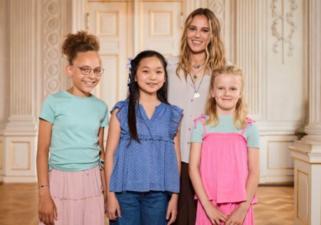 Die neue Disney Jr. Vorschulserie „Sofia die Erste: Königliche Zauberschule“ im Disney Channel. Deutscher Titelsong gesungen von SOPHIA