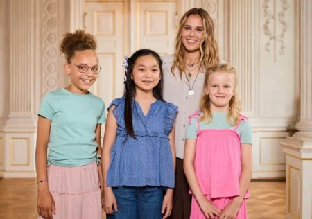Die neue Disney Jr. Vorschulserie „Sofia die Erste: Königliche Zauberschule“ im Disney Channel. Deutscher Titelsong gesungen von SOPHIA