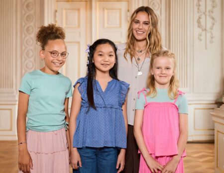 Die neue Disney Jr. Vorschulserie „Sofia die Erste: Königliche Zauberschule“ im Disney Channel. Deutscher Titelsong gesungen von SOPHIA