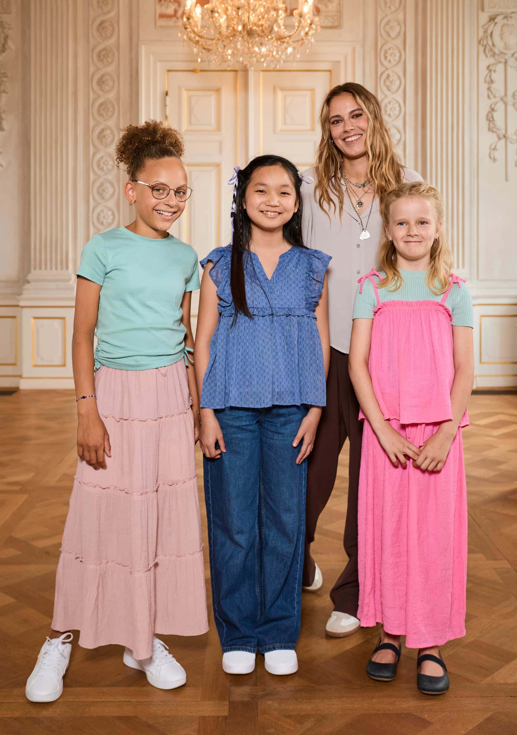 Die neue Disney Jr. Vorschulserie „Sofia die Erste: Königliche Zauberschule“ im Disney Channel. Deutscher Titelsong gesungen von SOPHIA
