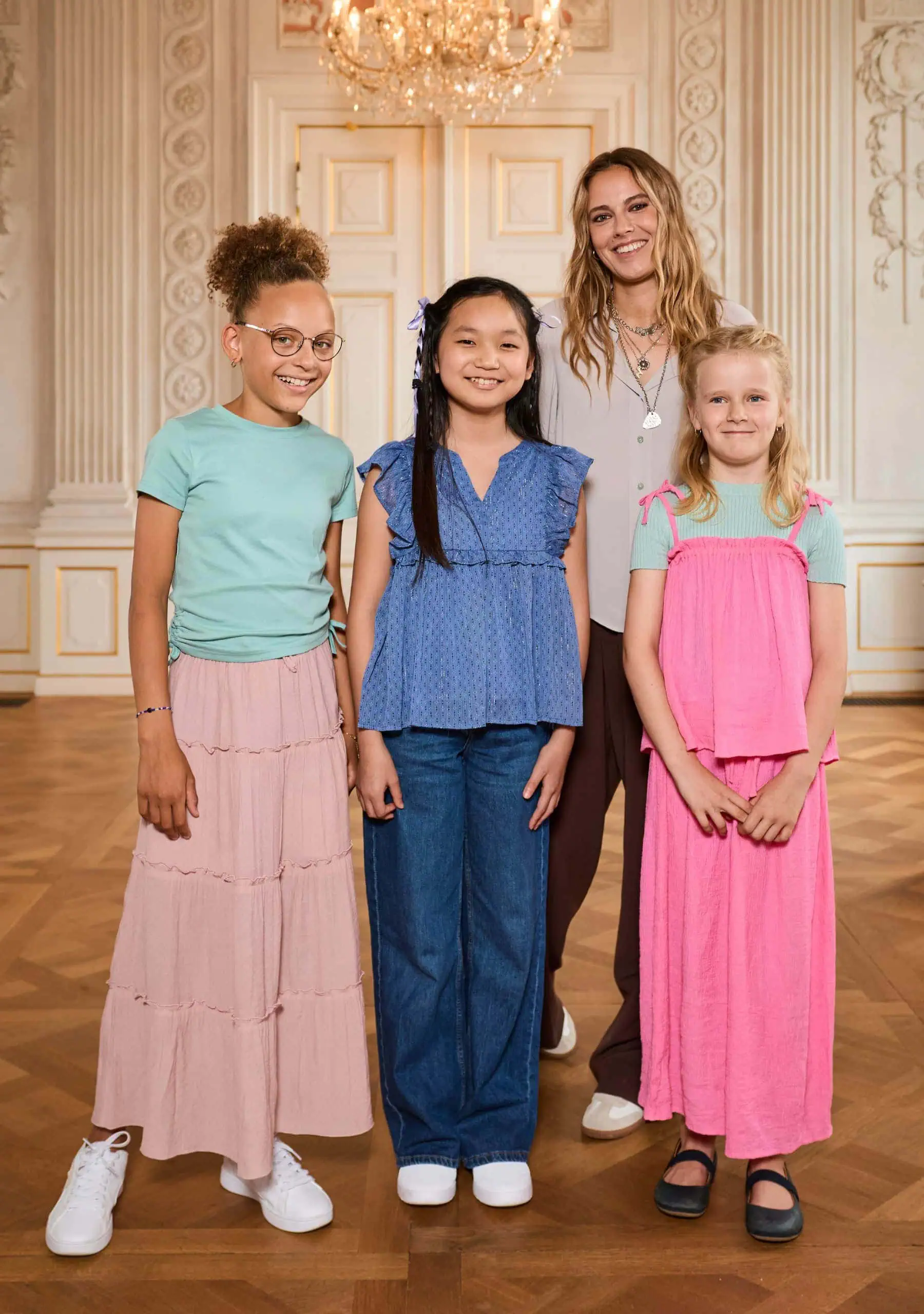 Die neue Disney Jr. Vorschulserie „Sofia die Erste: Königliche Zauberschule“ im Disney Channel. Deutscher Titelsong gesungen von SOPHIA