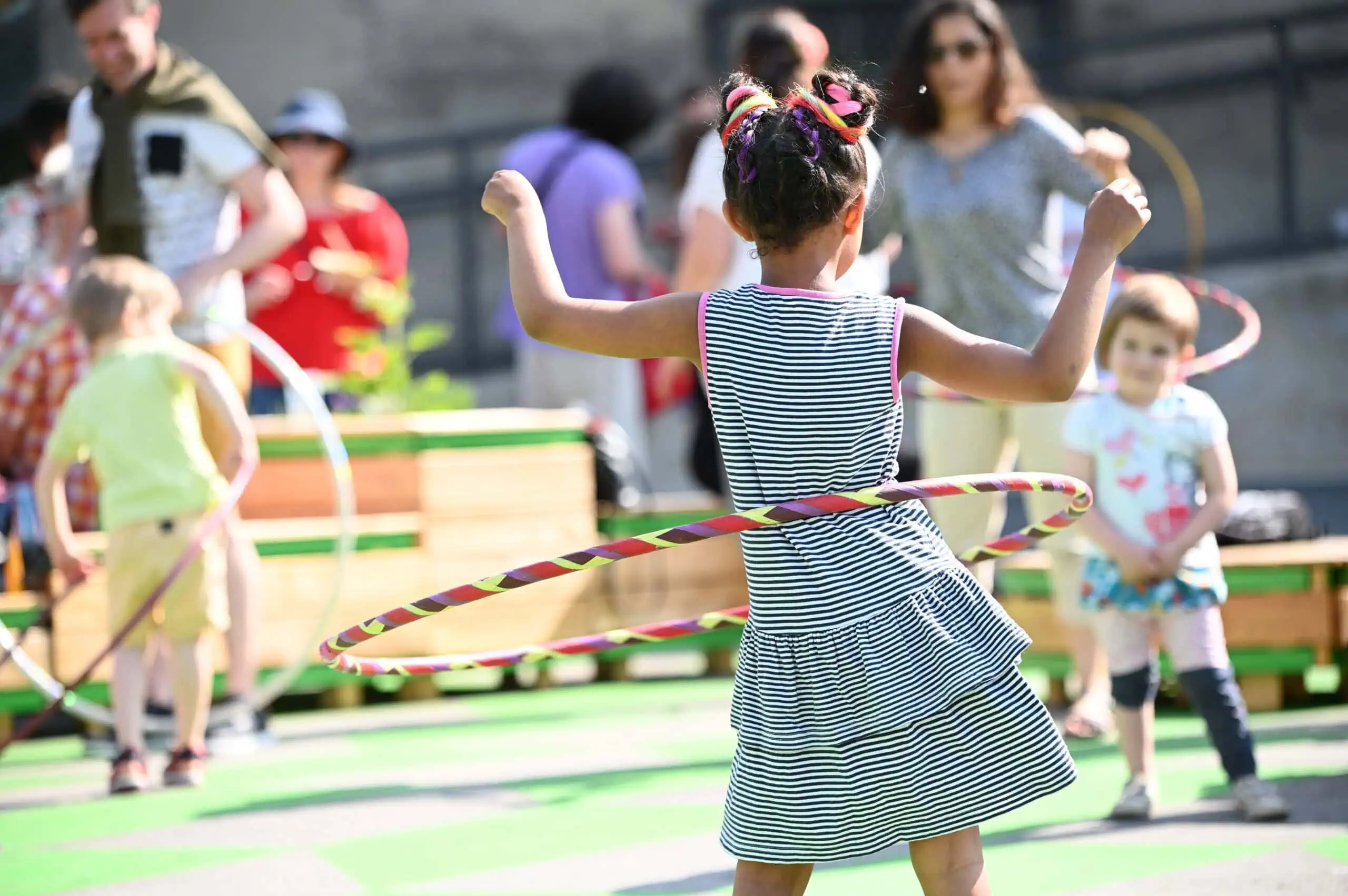 Sommerspiele auf der Kulturinsel Gasteig HP8 mit Hula-Hoop und mehr – Tipps für die dritte Sommerferienwoche KW 34 // HIMBEER