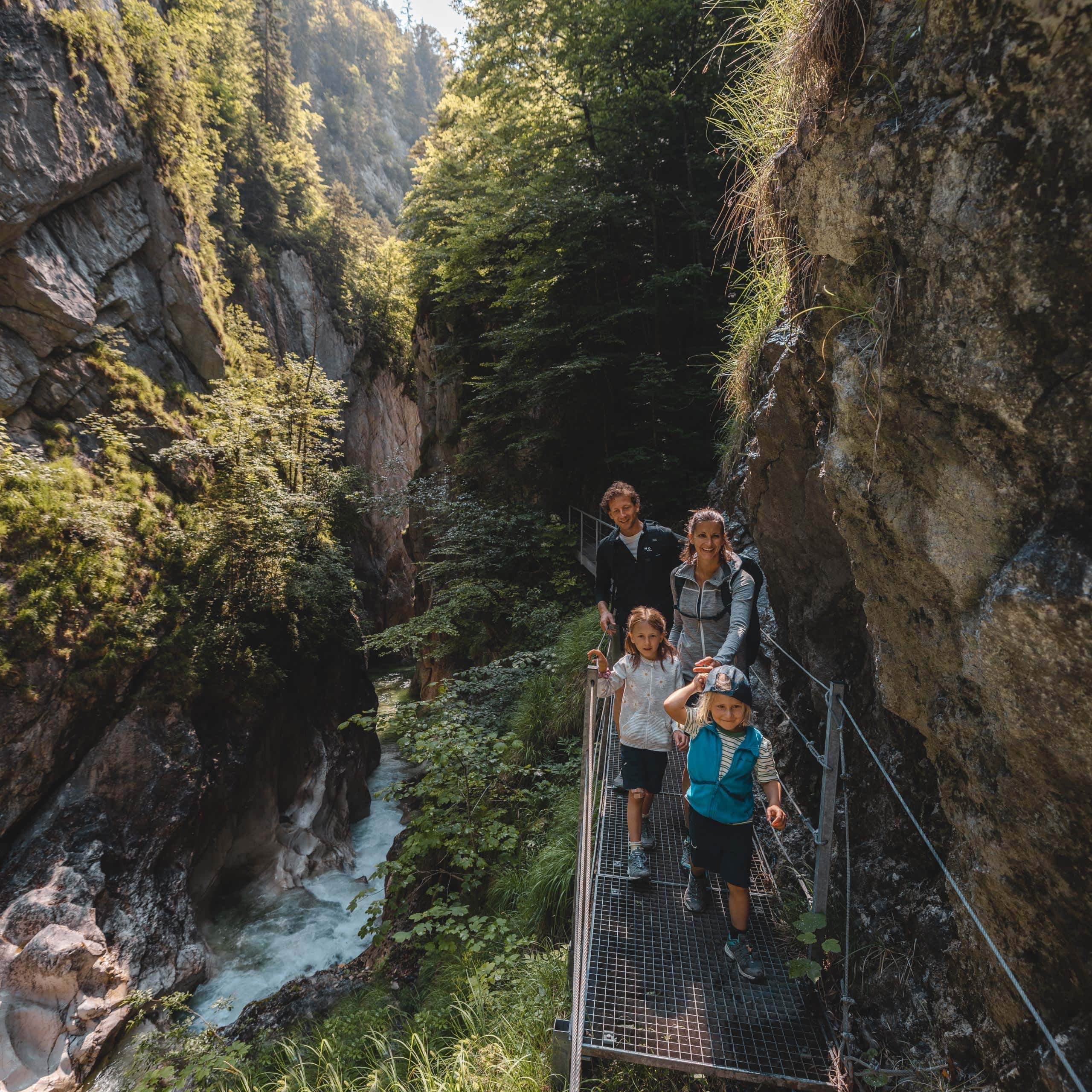 Vorbestellung mit Verlosung: Bestellt den Familien-Freizeit-Guide MÜNCHEN MIT KIND 2027 und gewinnt mit Glück ein Familienwochenende von Österreichs Wanderdörfern im Alpbachtal