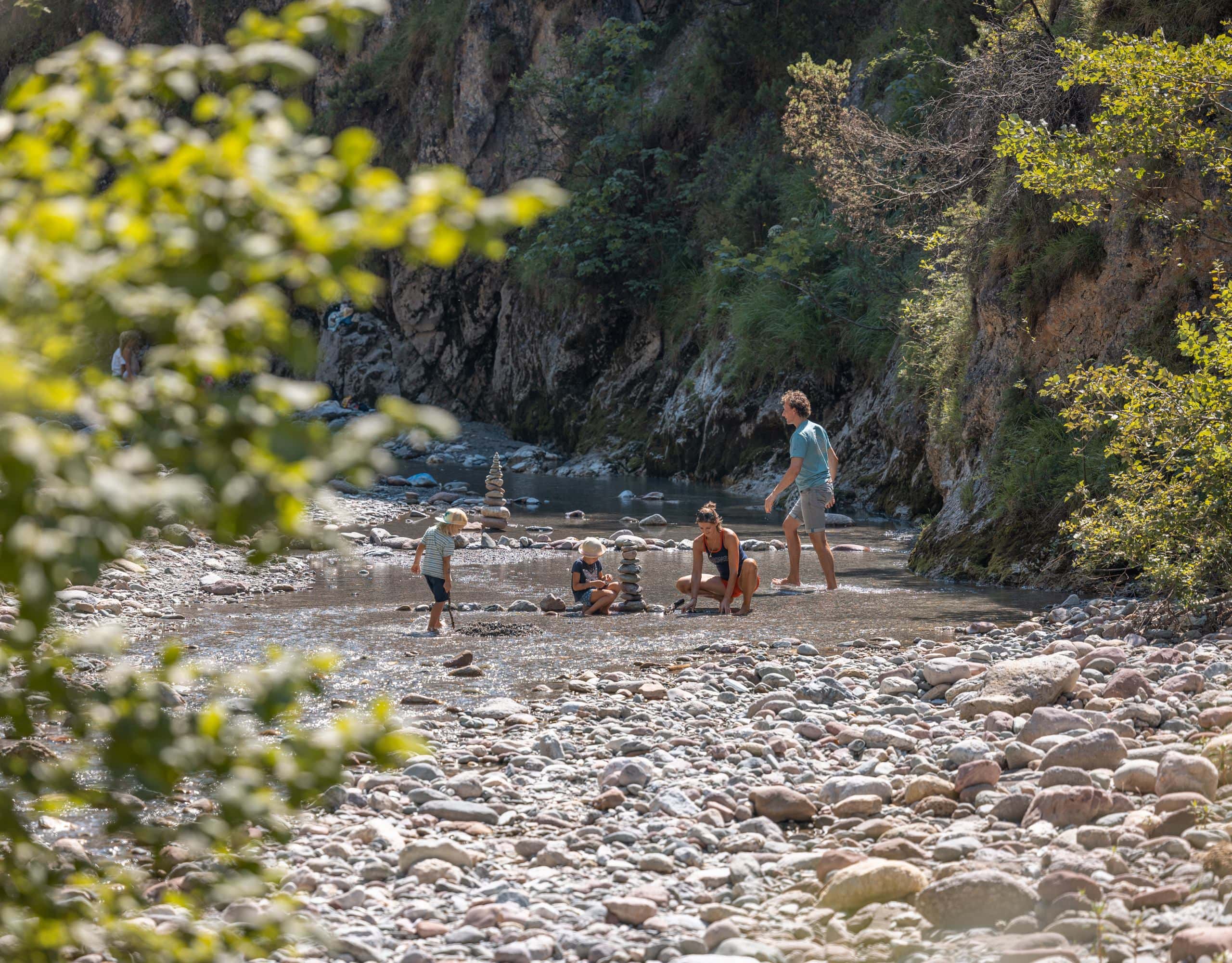 Vorbestellung mit Verlosung: Bestellt den Familien-Freizeit-Guide MÜNCHEN MIT KIND 2027 und gewinnt mit Glück ein Familienwochenende von Österreichs Wanderdörfern im Alpbachtal