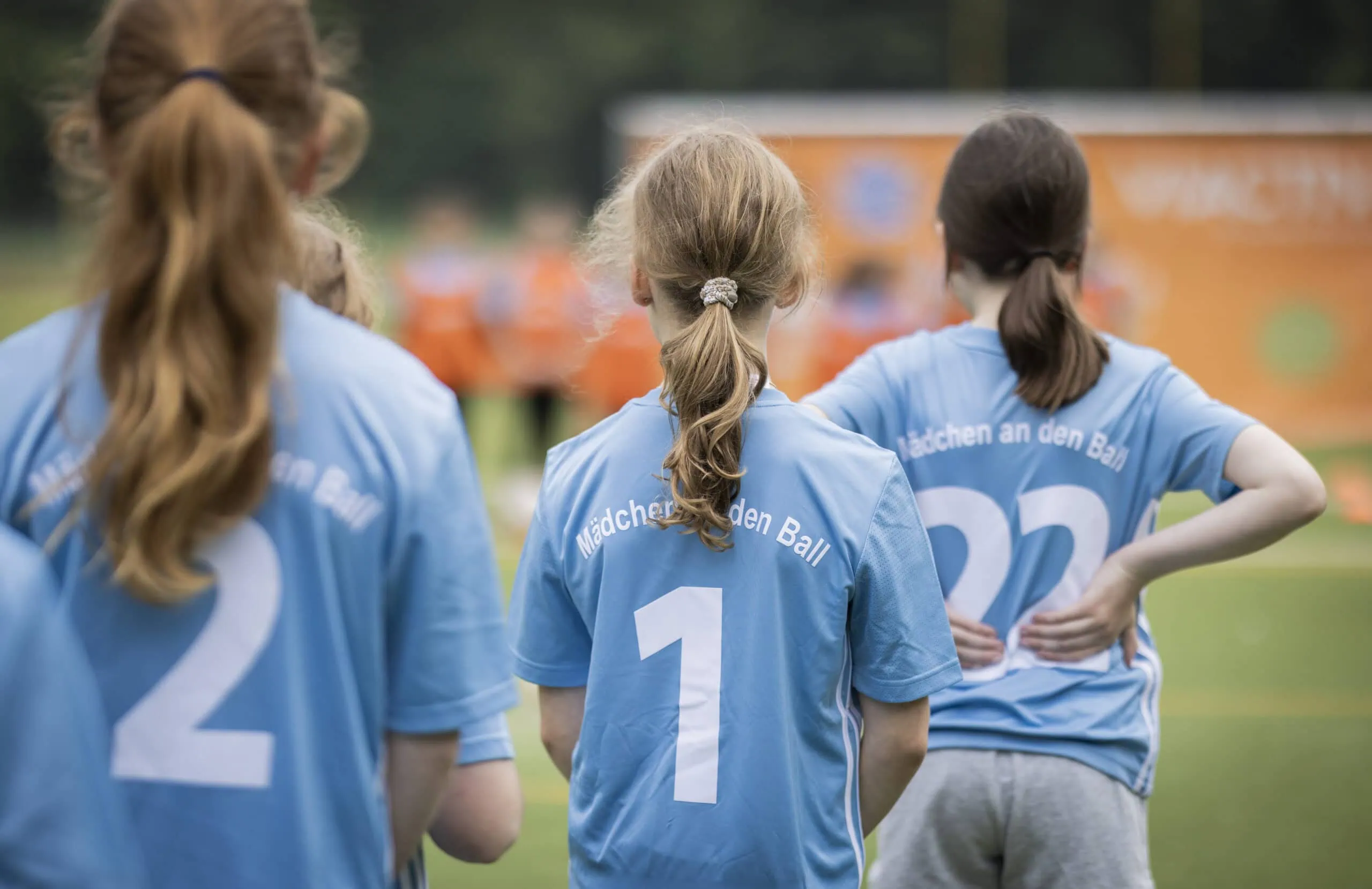 Mädchen an den Ball – Tipps für die dritte Sommerferienwoche KW 34 // HIMBEER