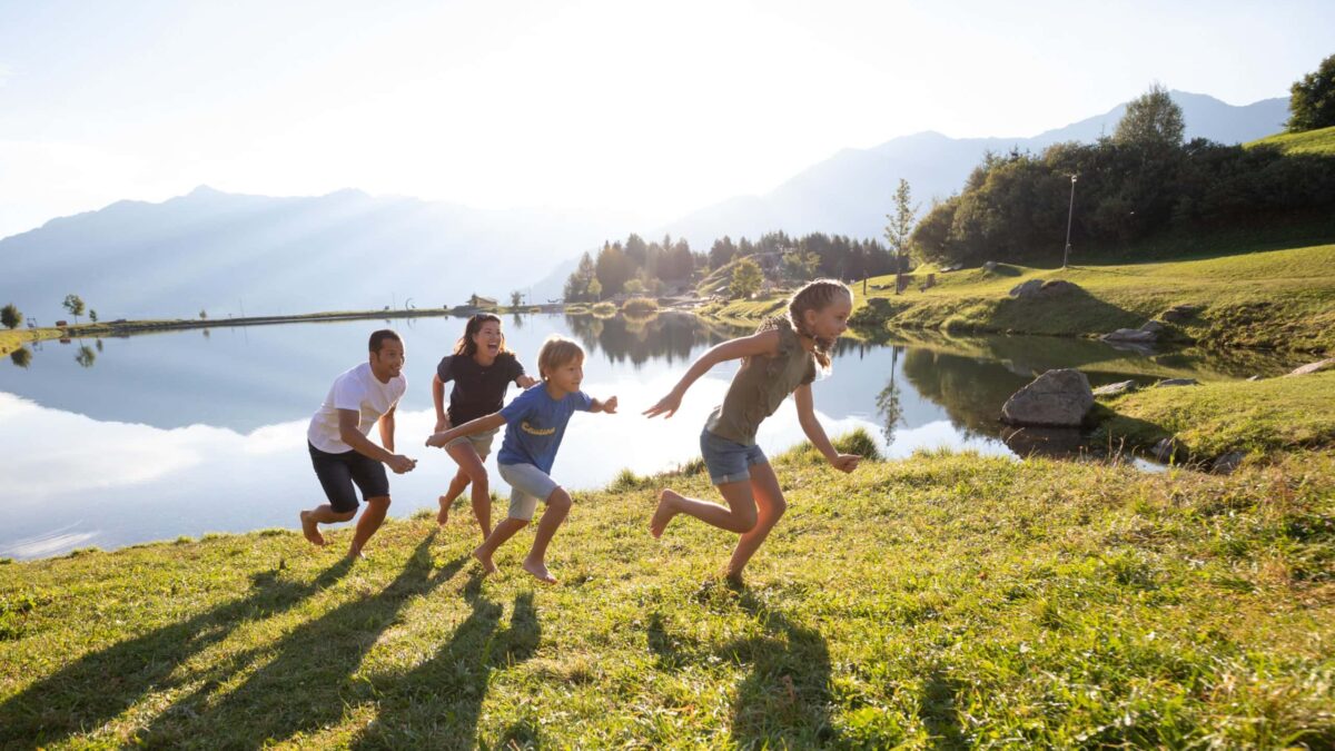 Kurzfristig Sommerurlaub in den Bergen buchen mit tollen Angeboten für Familien in Serfaus-Fiss-Ladis in Tirol: Natur pur und Durchatmen am Wolfsee