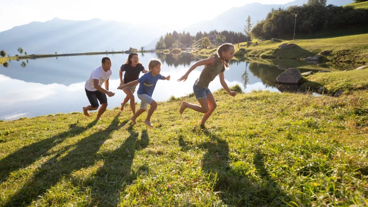 Kurzfristig Sommerurlaub in den Bergen buchen mit tollen Angeboten für Familien in Serfaus-Fiss-Ladis in Tirol: Natur pur und Durchatmen am Wolfsee