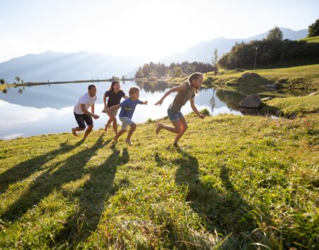 Kurzfristig Sommerurlaub in den Bergen buchen mit tollen Angeboten für Familien in Serfaus-Fiss-Ladis in Tirol: Natur pur und Durchatmen am Wolfsee