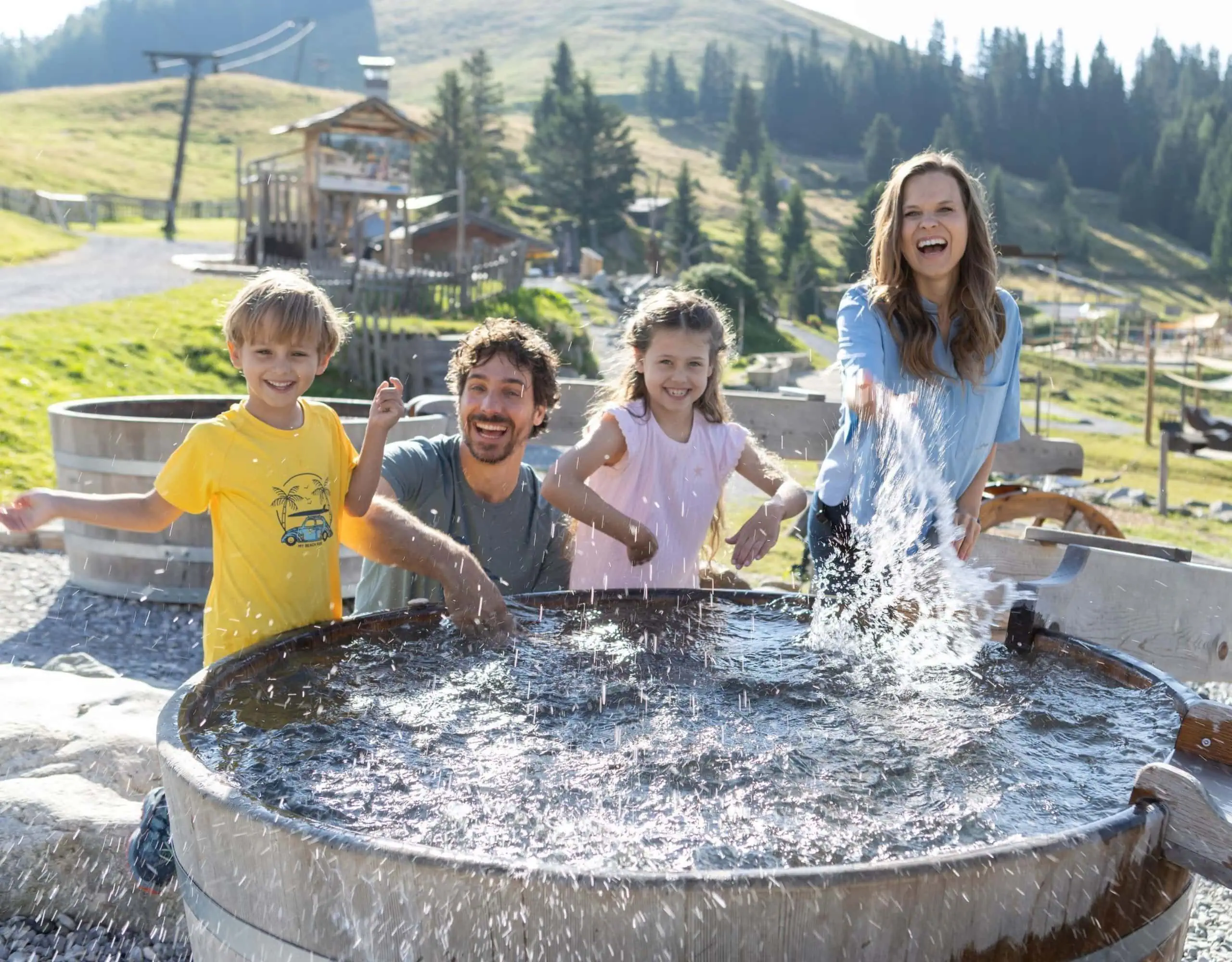 Kurzfristig Sommerurlaub in den Bergen buchen mit tollen Angeboten für Familien in Serfaus-Fiss-Ladis in Tirol: Wasserspaß am Spielplatz Murmliwasser