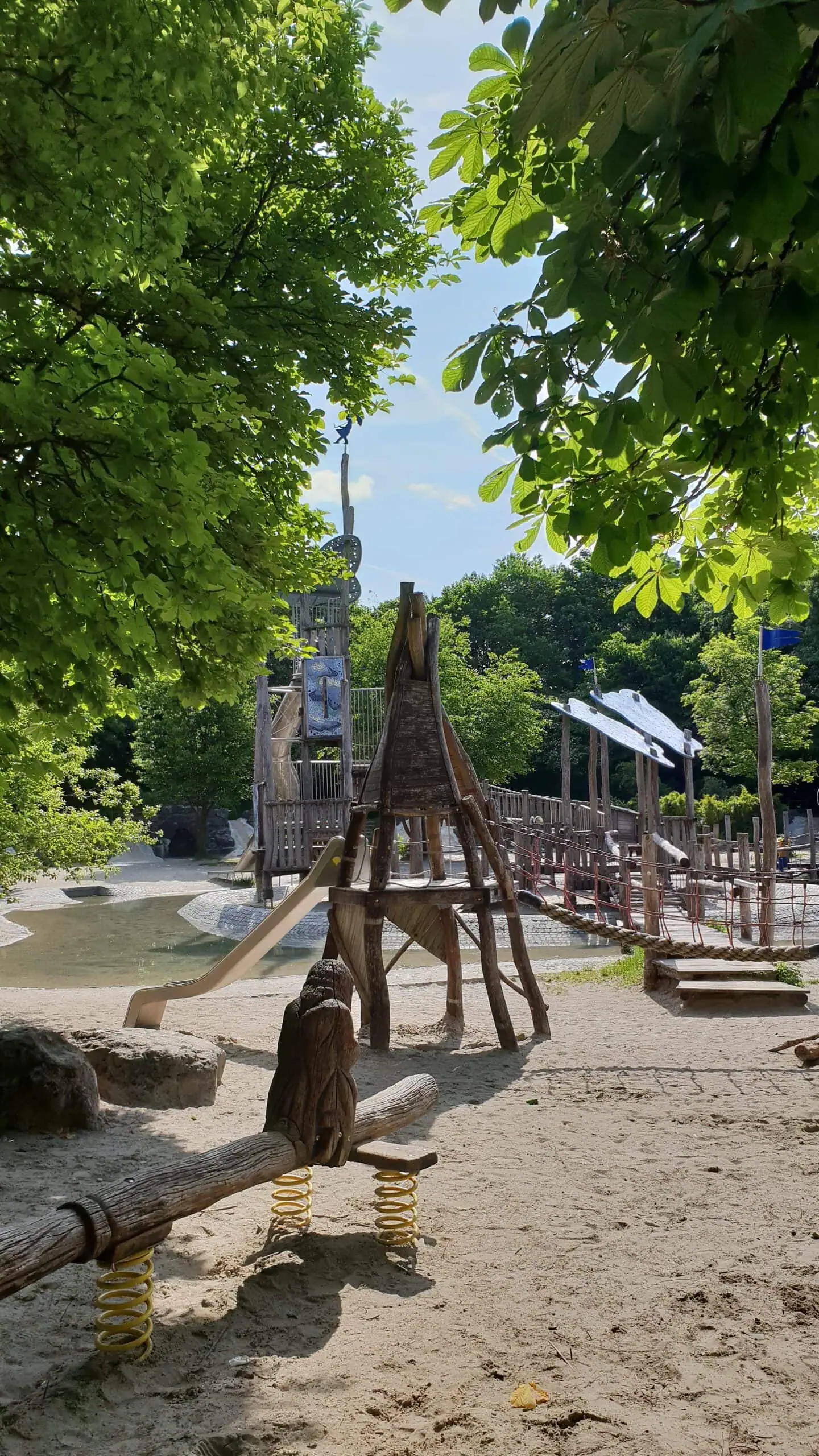 Feierwerk Dschungelpalast Sommerferienprogramm am Wasserspielplatz Ost im Westpark – Tipps für die vierte Sommerferienwoche KW 35 // HIMBEER