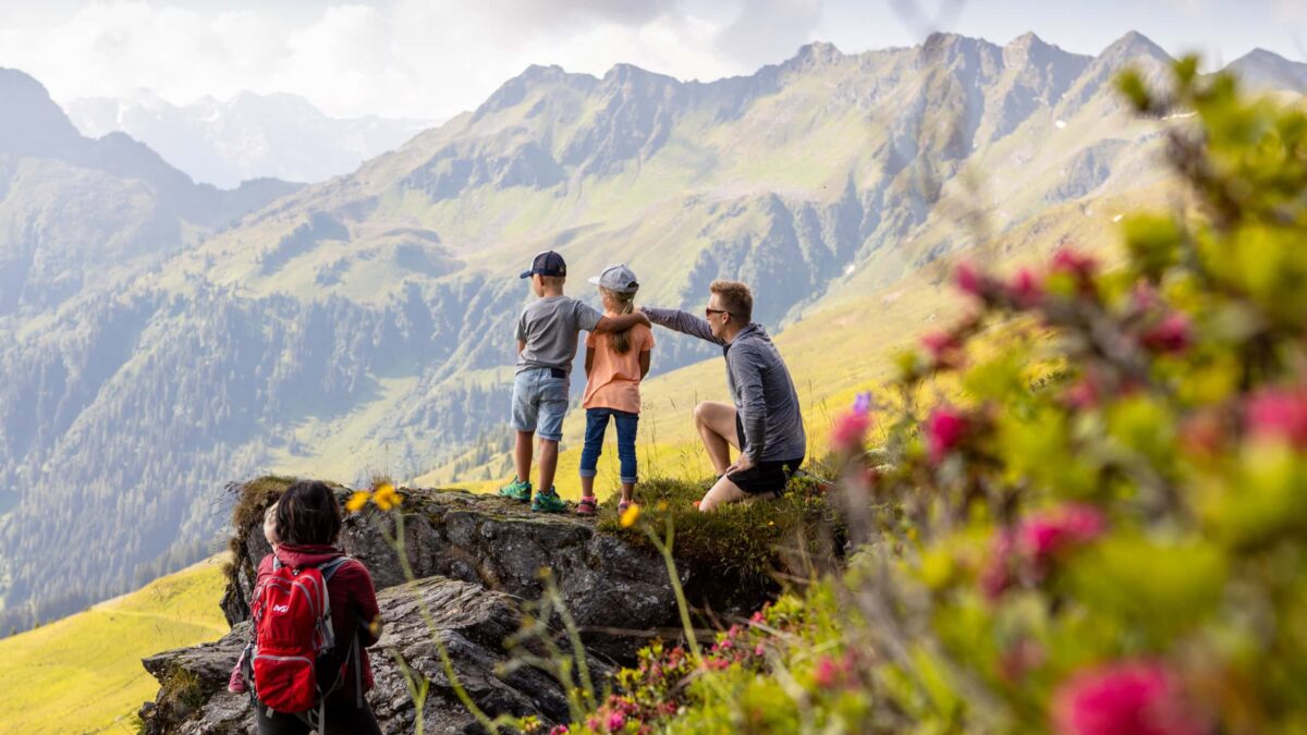 Vorbestellung mit Verlosung: Bestellt den Familien-Freizeit-Guide MÜNCHEN MIT KIND 2027 und gewinnt mit Glück ein Familienwochenende von Österreichs Wanderdörfern im Alpbachtal