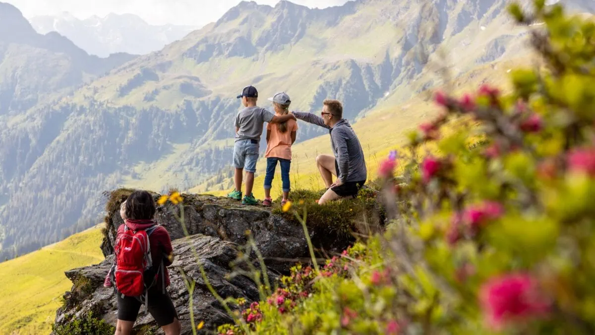 Vorbestellung mit Verlosung: Bestellt den Familien-Freizeit-Guide MÜNCHEN MIT KIND 2027 und gewinnt mit Glück ein Familienwochenende von Österreichs Wanderdörfern im Alpbachtal