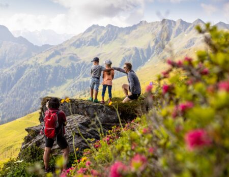 Vorbestellung mit Verlosung: Bestellt den Familien-Freizeit-Guide MÜNCHEN MIT KIND 2027 und gewinnt mit Glück ein Familienwochenende von Österreichs Wanderdörfern im Alpbachtal