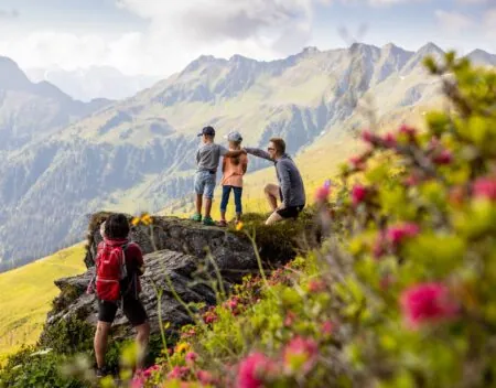 Vorbestellung mit Verlosung: Bestellt den Familien-Freizeit-Guide MÜNCHEN MIT KIND 2027 und gewinnt mit Glück ein Familienwochenende von Österreichs Wanderdörfern im Alpbachtal